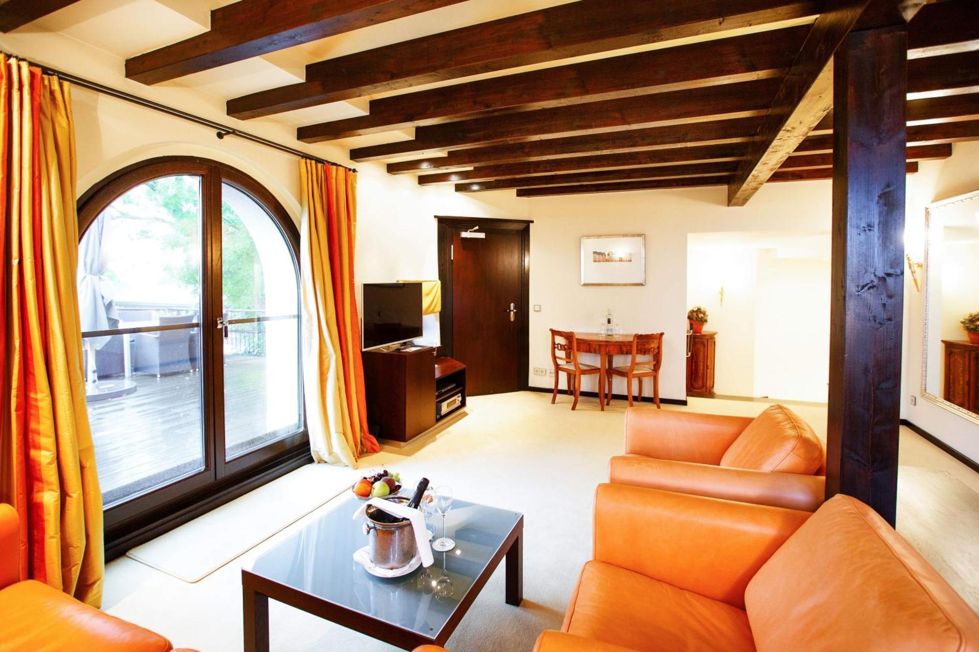 Burg & Gaestehaus By Schwarzenstein ไกเซนไฮม์ ห้อง รูปภาพ